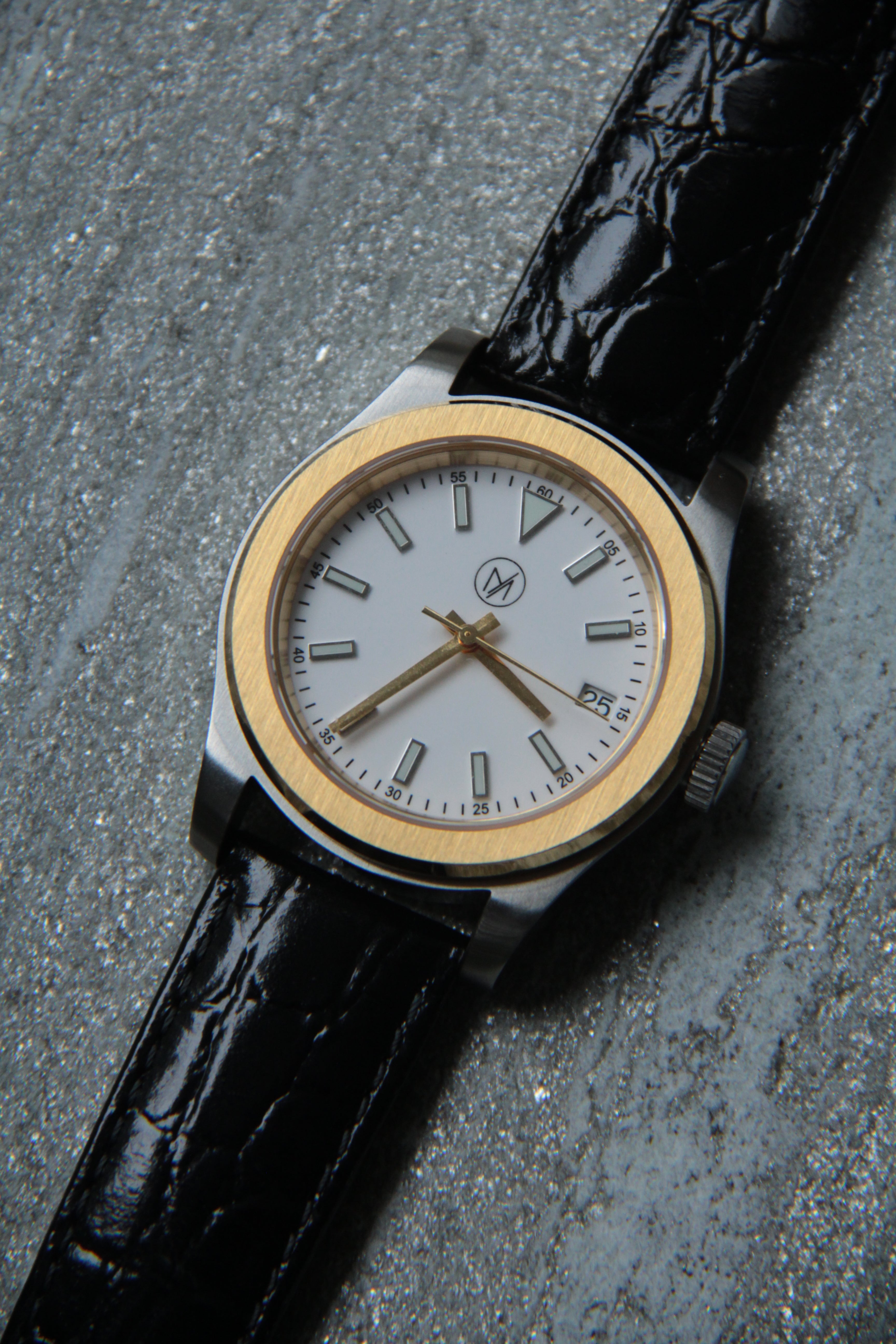The Lady, montre automatique boîtier bicolore argent et or, cadran blanc, bracelet cuir noir, Morin & Co